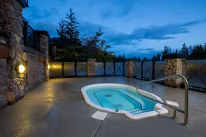 Glacier Mountaineer Lodge - Image 3