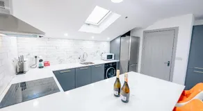 3 Bedrooms Luxury Apartment with Free Street Parking and Fast WiFi - Image 2