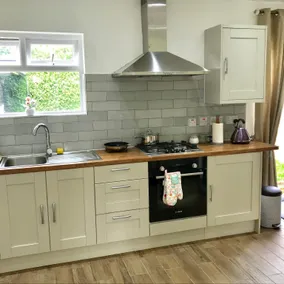 The Woodfarm Lodge - 3 Bedroom House with free Parking - Image 5