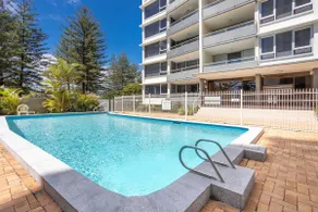 Ambassador Beachfront Burleigh Heads - Image 5