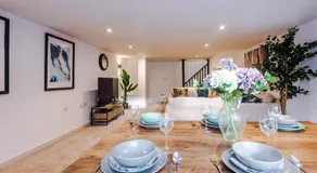 Spa Lodge - Stunning 3Bed Oasis, Driveway Parking, Garden - Image 3