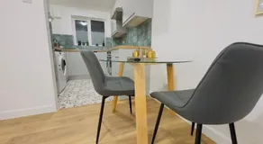 Elizabeth Line - Parking - WiFi - Sleeps 4 - Image 4