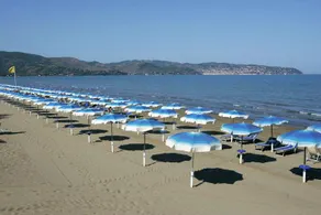 Apartment by the sea, in special surroundings - Image 2