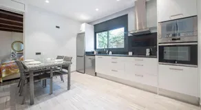 R94 Chalet con piscina privada 20m de la playa Calafell - Image 3