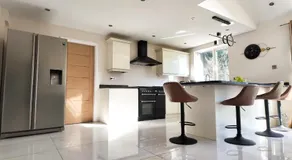 Family & Group Stay 4 Bed Room House & Free Parking & Garden & Sleeps 8 - Image 3