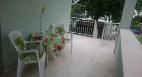 Sweet green apartment with garden - Image 4