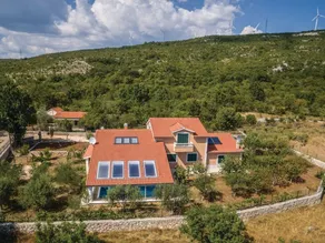 Tranquil Holiday Home in Veliki Broćanac with Swimming Pool - Image 3
