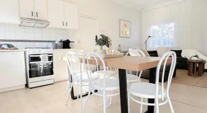 Penthouse Spot - Sleep 8 - Free Parking - 4km CBD - Image 3