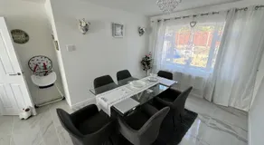Modern 3-Bed Hideaway Near Westgate With Parking - Image 4