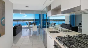 Silvershore Apartments on the Broadwater - Image 4