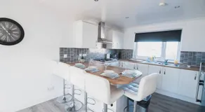 Modern 3BR Flat with Parking - Image 2