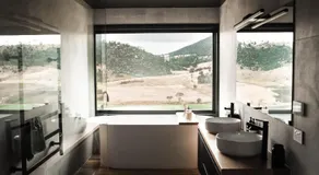 The Picker's Hut - Luxury Farm Stay - Image 2