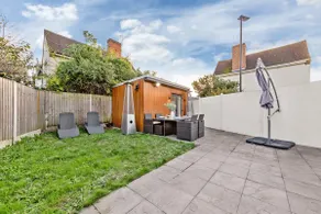 AC Family Home 4BR Sleeps 8 Garden Wifi & Parking - Image 5