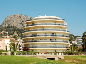 Beachfront Apartment in Estartit with Garden - Image 3