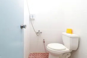 RedDoorz Plus near Cito Mall Surabaya - Image 4