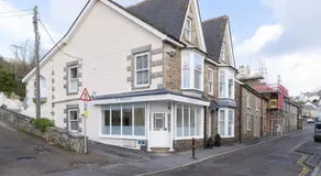 Luxury Modern Suite in Marazion with Parking - Image 5
