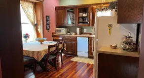 Gwen's Place - Private 2nd Floor - Image 3