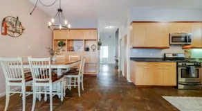 Southern Charmer-Historic District Downtown-Front Porch-Walk Score 90!!- FREE Private Parking-1 Min Walk to Forsyth Park - Image 2