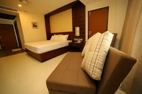 Vavas Inn & Suites - Image 3