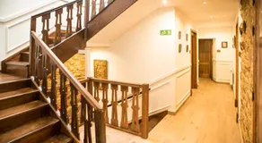 Hotel portico - Image 4