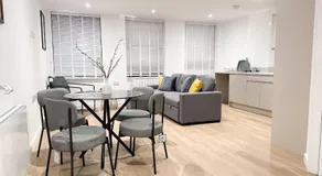 Spacious Modern 1 Bed Apartments in St Neots - Perfect for Contractors & Professionals - Free Parking - WiFi - Fully Equipped Kitchen - Smart TV Ideal for Work Stays and Long Projects - Image 2