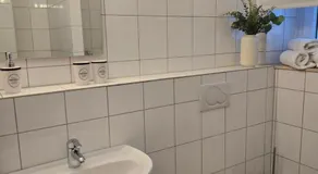 BOARDINGHOUSE PD25 ALTE FEUERWACHE I Unterkunft mit Einzel- und Doppelzimmer I 3min CityHospital I Monteure I Smart TV I Einzelbetten I Küche I Gemeinschaftsraum I Wasch I P - Image 4
