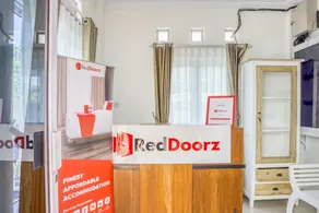 RedDoorz Syariah near Taman Pelangi Monjali - Image 5