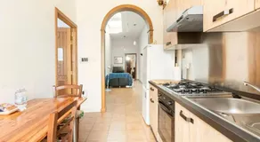 One Lemon Tree apartment (1.6 km from Airport) - Image 3