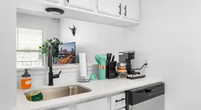 Central Chic 1BR suites close to UT, Moody Center, & Downtown - Image 4