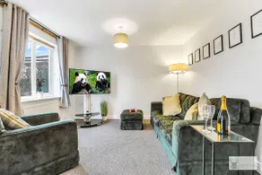 Modern 4-Bedroom Gem Family & Business Friendly - Image 2