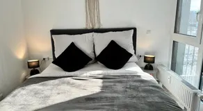 Charming Homes - Studio 10 - Image 2