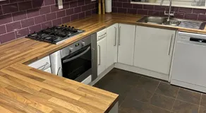 Cozy Four-Bedroom Home with Hot Tub, Garden, CONTRACTORS WELCOME - Close to Shops, Restaurants, Hospital and Park - Image 5