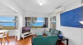 Lake Edge Cottage - - Image 2