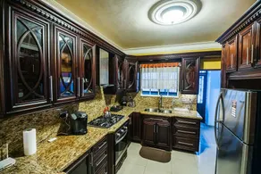 Lovely 3 bedroom condo with free parking - Image 3