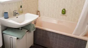 grand studio dans une résidence prive avec une cuisine et salle de bain séparé un parking gratuit et une magnifique vue sur les montagness - Image 2