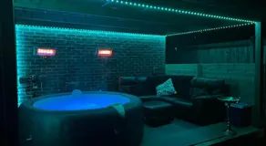 1 Bedroom home with hot tub & private garden - Image 4
