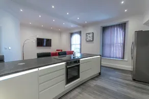 Luxury 1 bedroom top floor apartment - Image 5