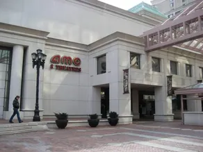 Walk to 2 metro's, furnished studio, private, parking, wifi. - Image 2