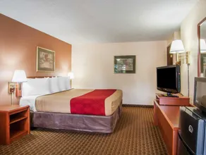 Econo Lodge Inn & Suites West Portland Hillsboro - Image 5