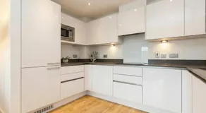 Modern 1-Bedroom London Apartment - Ideal for Business & Leisure Fast Links to Central London - Image 3