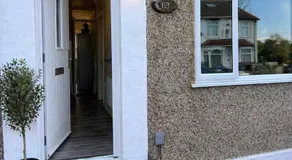 Cosy Double Room in London Free Parking Private Bathroom Close to Transport - Image 4