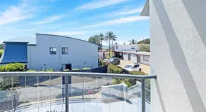 Beachside 3-Bed Apartment with Garage Parking - Image 5