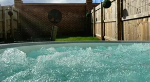 Leeds 4-bed house - hot tub, parking & games - Image 5