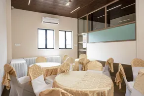 THE RUNWAY HOTEL - Image 5