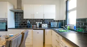 Zeenat Central Bury - Modern 2BR with Free Parking Sleeps 6 - Image 4