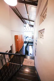 Moni Gallery Hostel - Image 4