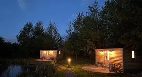Luxury Shepherds Hut - The Sweet Pea by the lake - Image 4