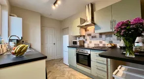 The Lily•Central Beeston•Private Apartment•SmartTV•Free Wi-Fi•Tram• - Image 3