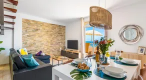 Beachfront triplex with parking - Image 3