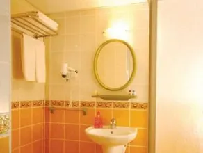 Remi Hotel - Image 2